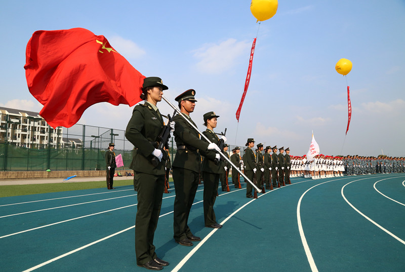 我校举行2013级新生军训汇报表演