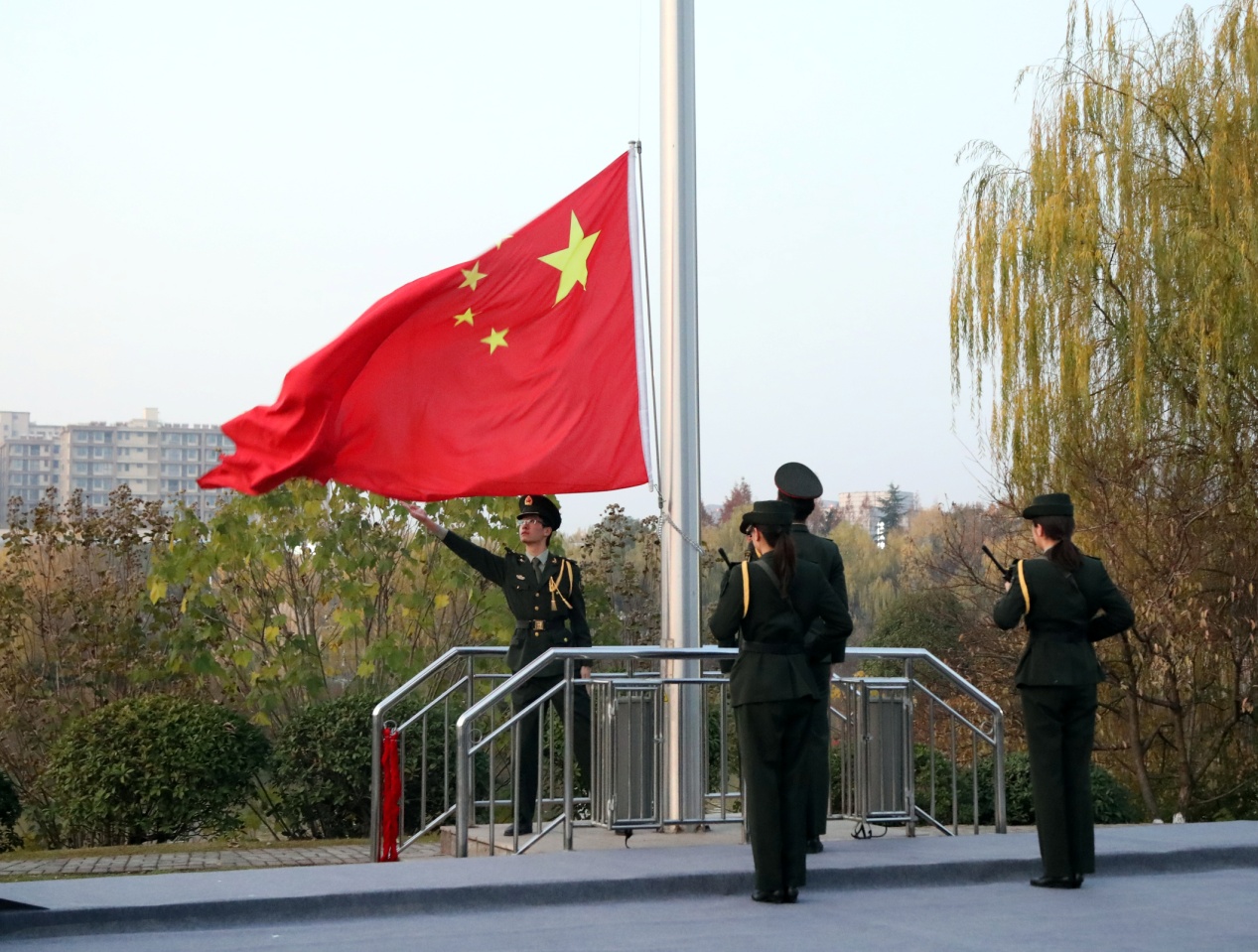 庄严肃穆的升国旗,降半旗仪式